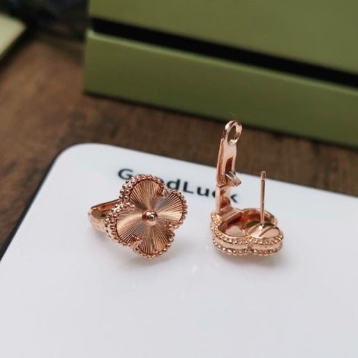<CHIBA>CLOVER MEDIUM STUD EARRINGS