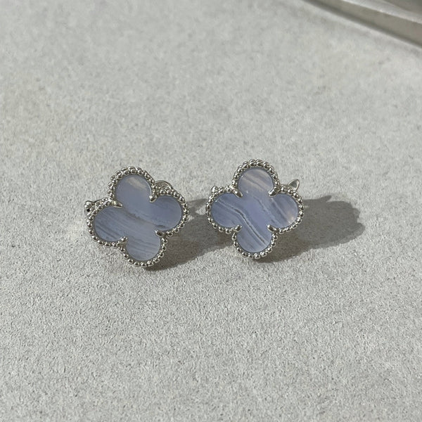 <CHIBA>CLOVER CHALCEDONY SILVER STUD EARRINGS